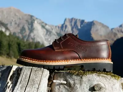 und schwarz, top robuste echt zwiegenähte Voll Leder Halbschuhe mit robuster 8 mm Vibram Sohle.-