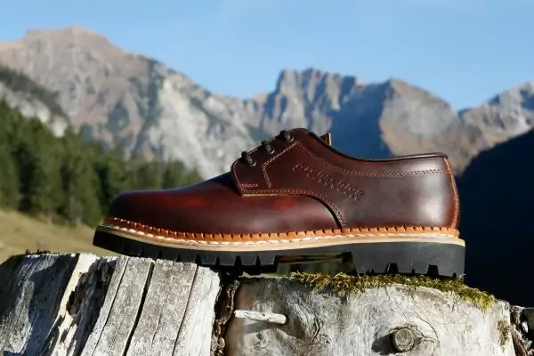 und schwarz, top robuste echt zwiegenähte Voll Leder Halbschuhe mit robuster 8 mm Vibram Sohle.-